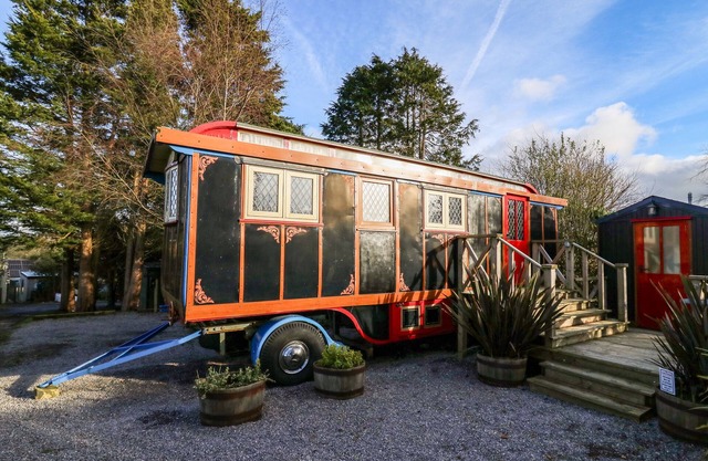 DOLLY THE CIRCUS WAGON, pet friendly, with open fire in Brynhoffnant