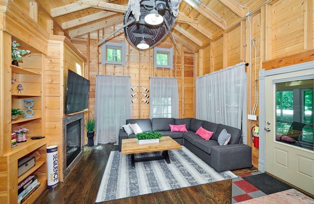 DollyBrook 4: Swimming Pool, Fire Place, Minutes to Lake Michigan, Dog Friendly
