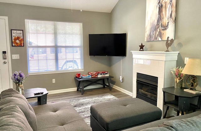 Dolly’s Smoky Mountains Farmhouse Cottage