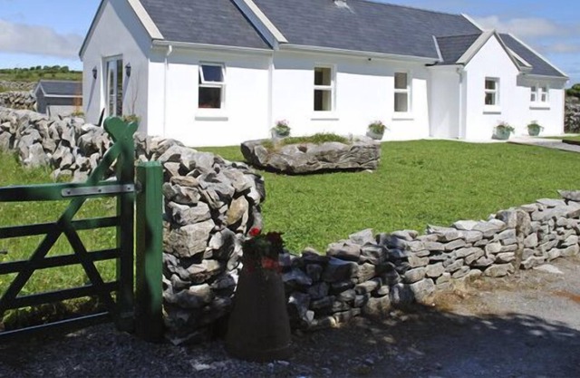 DOLMEN COTTAGE, pet friendly in Kilfenora, County Clare