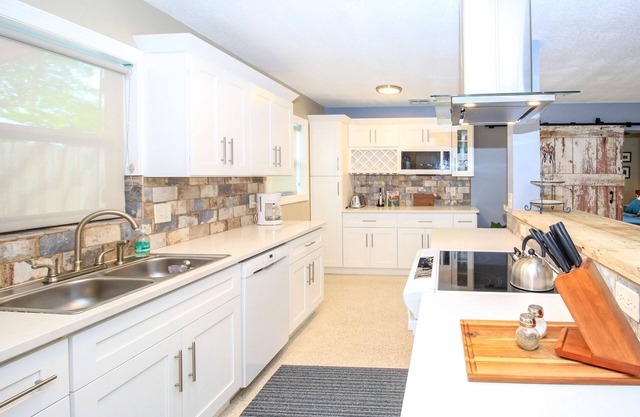 DOLPHIN HOUSE-MINUTES FROM BEACHES, SHOPPING & RIVERWALK! BEAUTIFULLY RENOVATED.