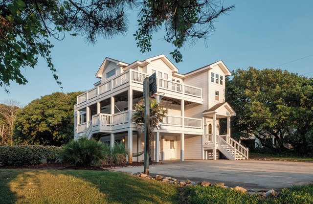 DolphinInnOBX- 7BR, Pirate Ship, Steps to Ocean, Pool, Golf, Gym, Pickleball,