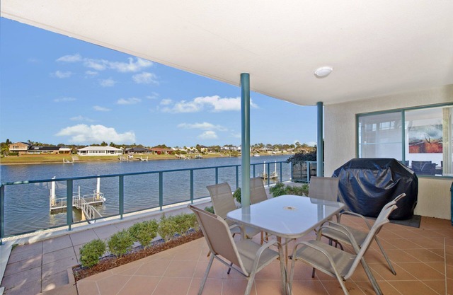Dolphins 2 - Villa On The Port Macquarie Waterways