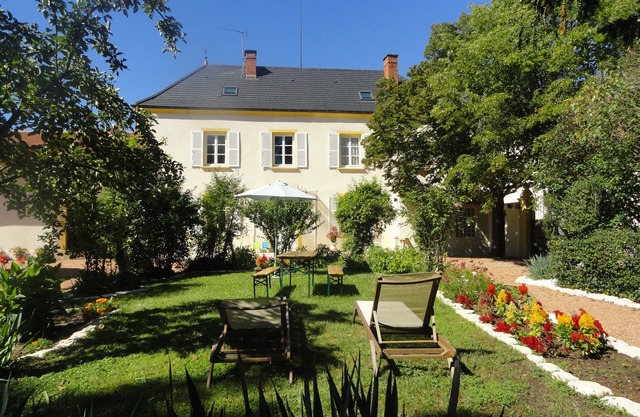Domaine de Saint-Martin, in enclosed park with trees of 1 hectare (42155 Pouilly).