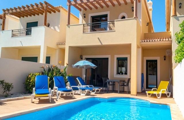 DomusIberica Burgau, 2 bedroom house with A/C, private pool, walk to the beach!