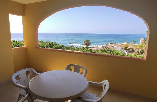 Dona Lola spacious seaview apartment 5 mins walk to the beach!