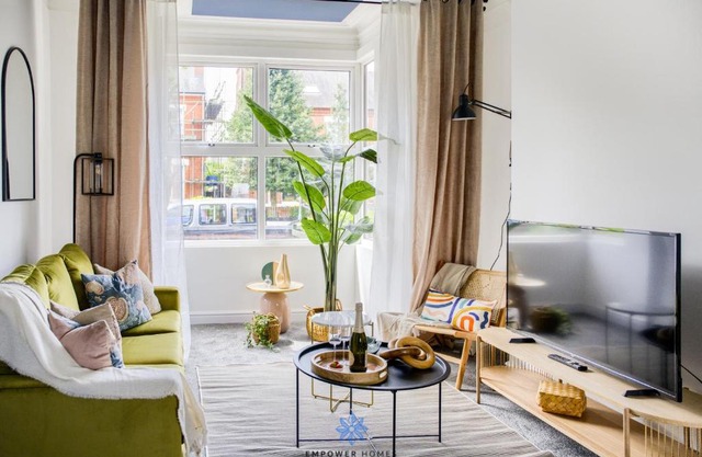 Doncaster Large Luxury 3 Bedroom House, Sleeps 8, City Centre, Racecourse, Free Parking, by EMPOWER HOMES