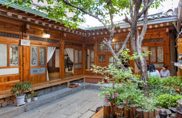 Dongmyo Hanok Sihwadang - Private Korean Style House in the City Center with a Beautiful Garden