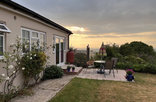 DORSET VIEW, pet friendly, with a garden in Ibberton