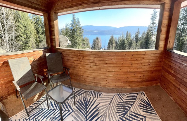 Double Cabins - Hot Tub~Buoy - Home Sweet Lakehouse/Nauti Cabin - Shuswap Vacations/Sledding Stays