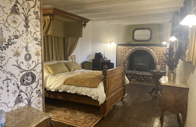 Double Deluxe Room (3)nNewly renovated, Seating area, spacious with river view.