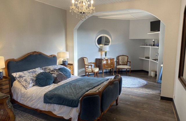Double Deluxe Room - Large with seating area (Room 1)