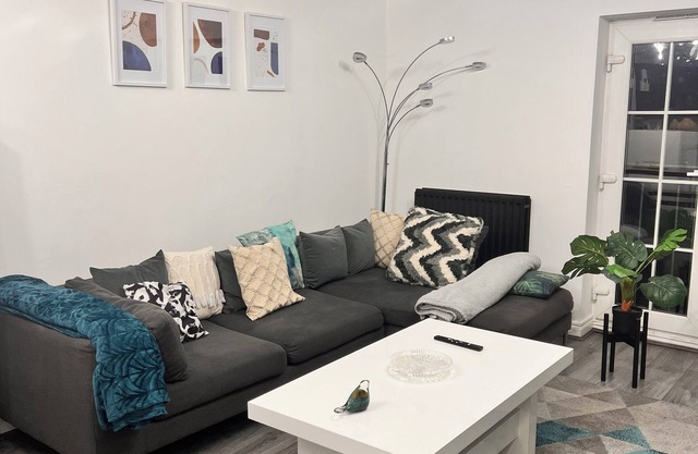 Double en-suite bedroom with a kingsized bed in a shared 2 bedroom apartment.