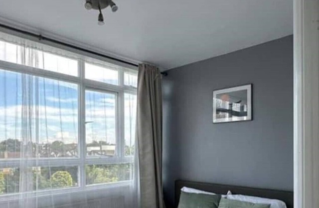 Double ensuite gem in a Sunshine duplex