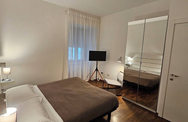 Double or Twin - Private Bathroom Inside and Private Parking in Loco