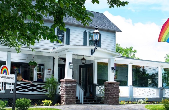 Double Queen Cottage, Porch, PVT Bath. Rainbow Mountain serves LGBTQ community