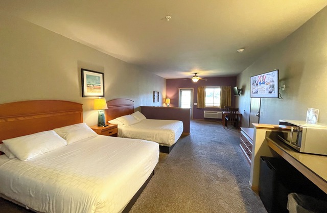 Double Queen Hotel Room @ Spring Brook Resort