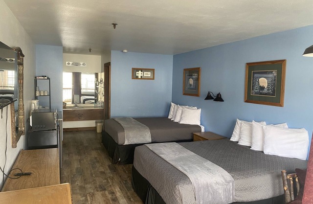 Double Queen Room w/Kitchen Supplies