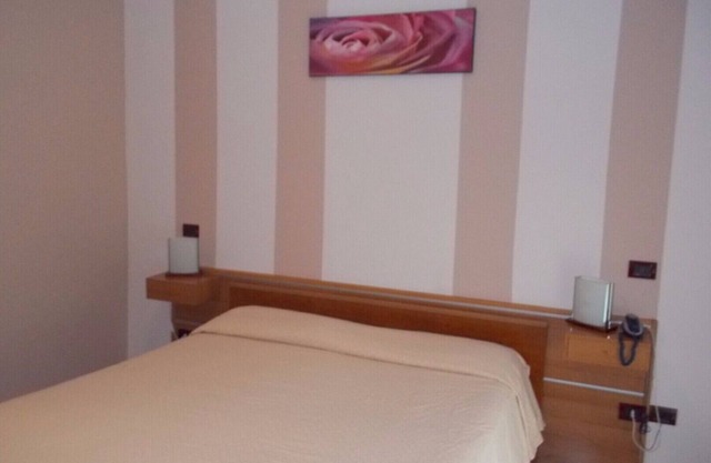 DOUBLE ROOM DOUBLE ROOM - ROYAL HOTEL