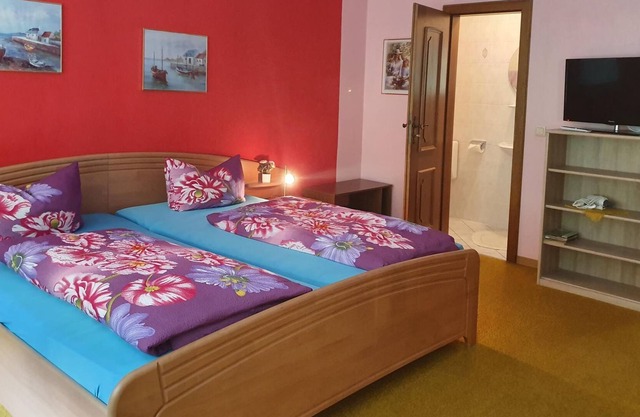 Double room, shower, WC - Christel Löffler