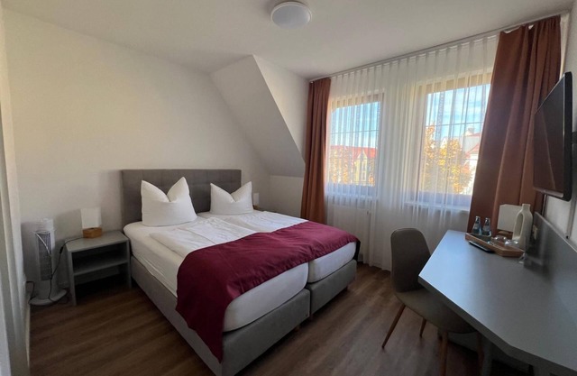 Double room street side, WC/shower - Pension am Markt