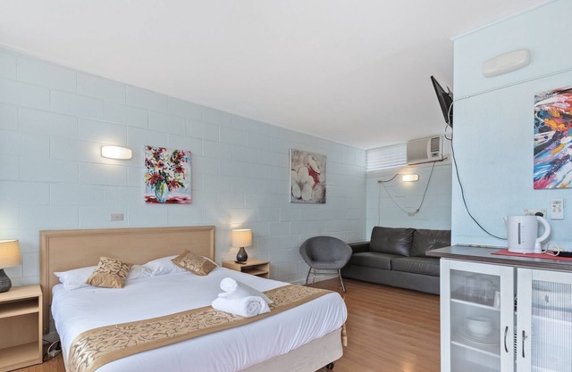 Double Room with Private Bathroom and Kitchenette near Murray River