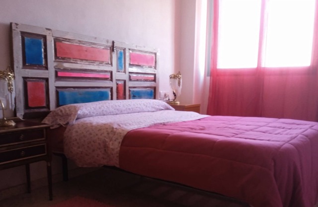 Double room with private bathroom. Palacios de Congresos-Airport of Seville.