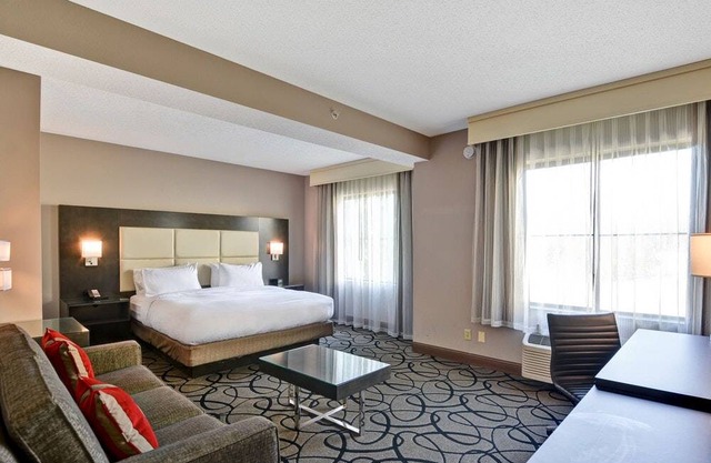 Doubletree by Hilton Hattiesburg 1 King Studio Suite Mobility/Hearing Accessible Tub