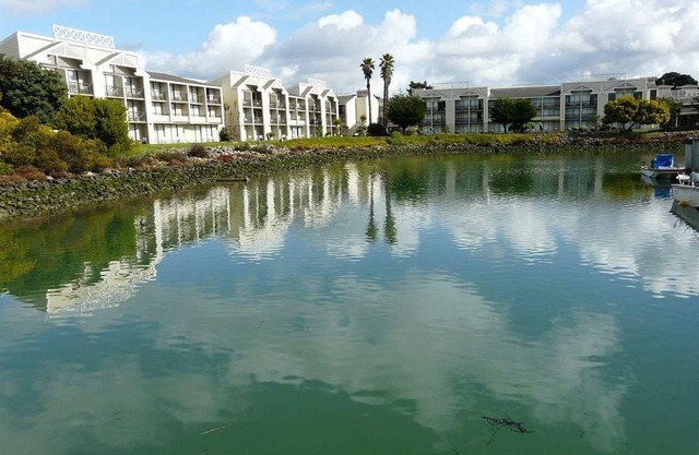 DoubleTree by Hilton Hotel Berkeley Marina