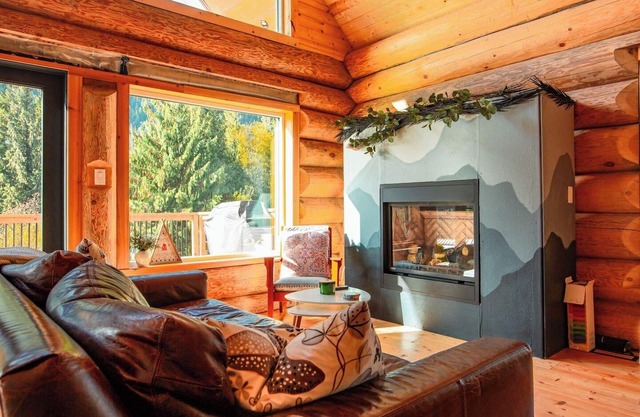 Douglas Fir Retreat | Mtn Views + Expansive Deck