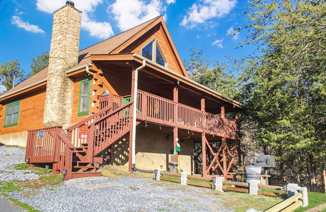 Douglas Lake Cabin Rental-Access to Boat Launch-Pool Table-Internet-Hot Tub