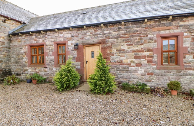 DOVE COTTAGE, pet friendly, with open fire in Milton