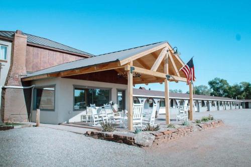 Dove Creek Inn