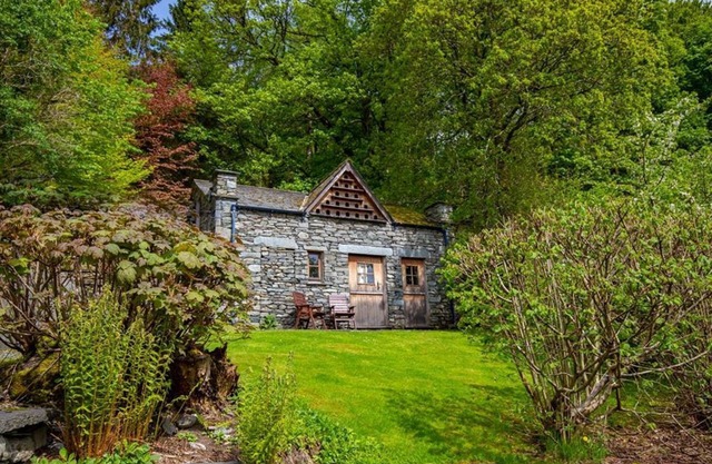 DOVECOT COTTAGE, pet friendly, with open fire in Grasmere
