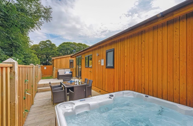 DOVESTONE LUXURY LODGES (SLEEPS 6) - PET FREE in Greenfield