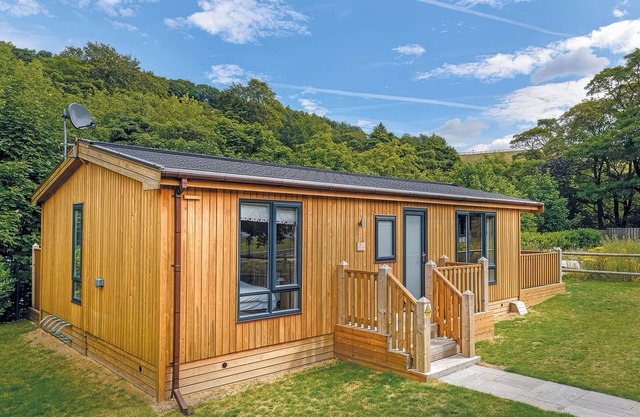 DOVESTONE LUXURY LODGES (SLEEPS 4)- PET FREE in Greenfield