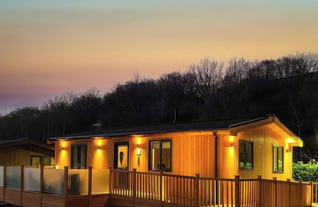 DOVESTONE LUXURY LODGES (SLEEPS 4) - PETS WELCOME in Greenfield