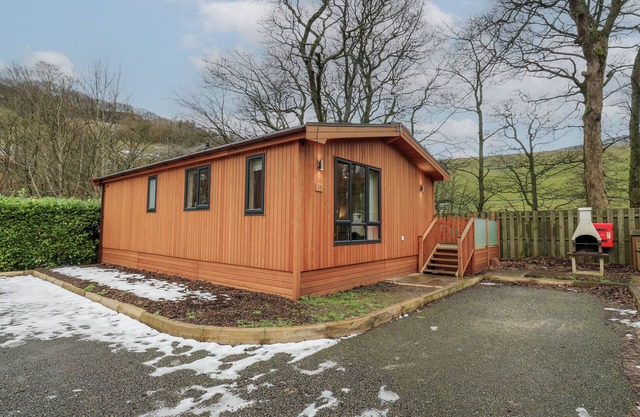 DOVESTONE SECLUDED LUXURY LODGES (SLEEPS 6) - PETS WELCOME in Greenfield