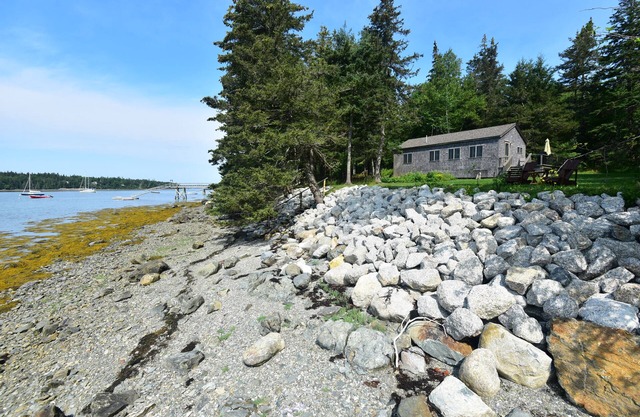Dow Road Waterfront - Privately situated