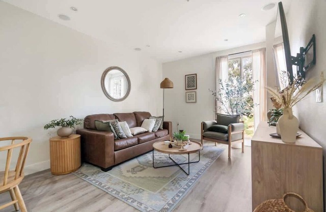 Down Town Condo with gym, pool, BBQ, jacuzzi!