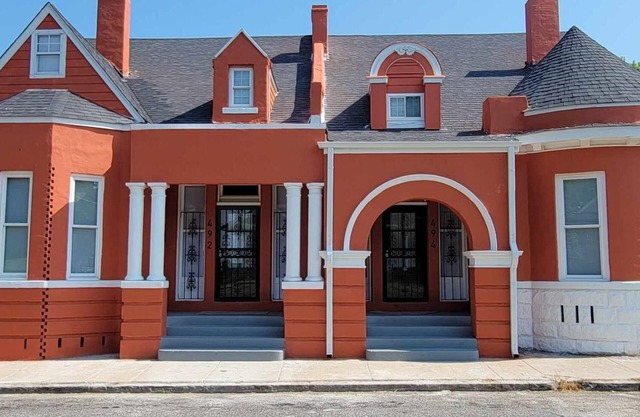 Downton Memphis 5 min walk to Fedex Forum and Beale St. - Completely renovated.