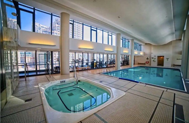 🏢Downtown 1 BDRM ➕ Den with lake & CN tower views!📌