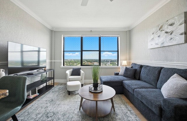 Downtown 1BR Cozy Condo 16th Floor Skyline view