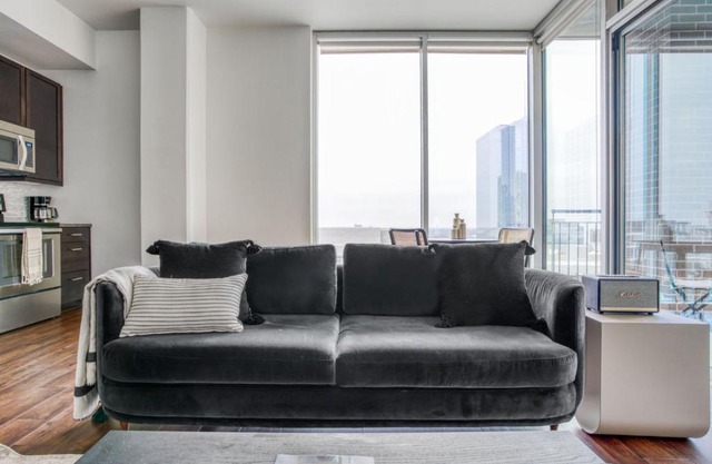 Downtown 1br w gym deck wd nr 6th St bars ATX-21