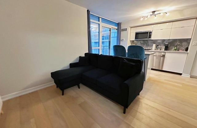 Downtown 2 bedroom Gem with Free Parking
