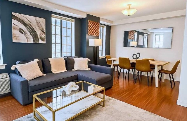 Downtown 2BR/2BA by Love Park & Convention Center