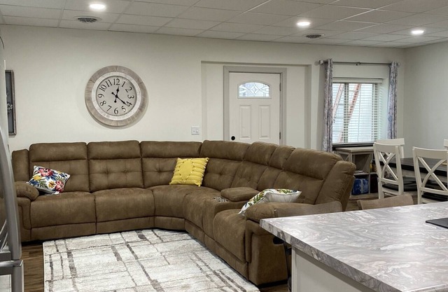 Downtown 3-Bedroom Apartment