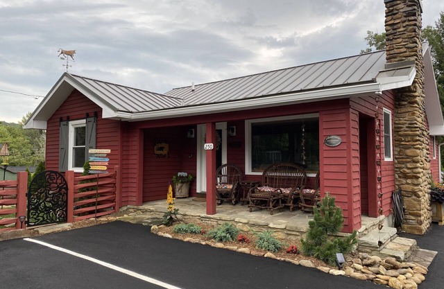 Downtown 3 BR Fenced yard-Pets OK