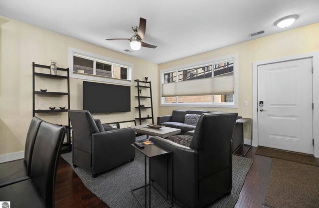 Downtown 4 Bed, 2-bedroom condo in amazing Traverse City