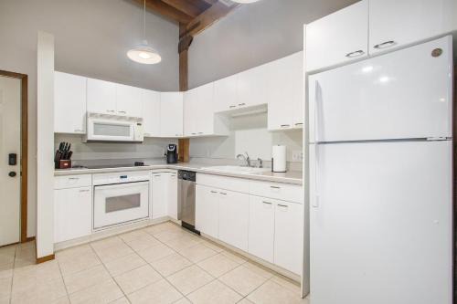 Downtown and Waterfront 2BDR Condo in Grand Haven 110